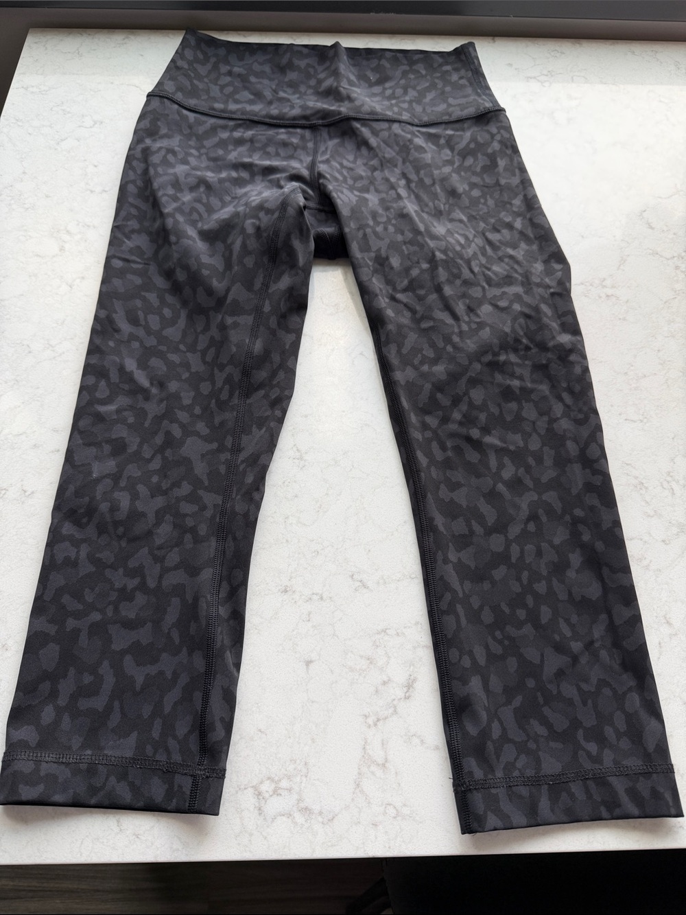 Lululemon Align Crop 21" leggings in Formation Camo Deep Coal